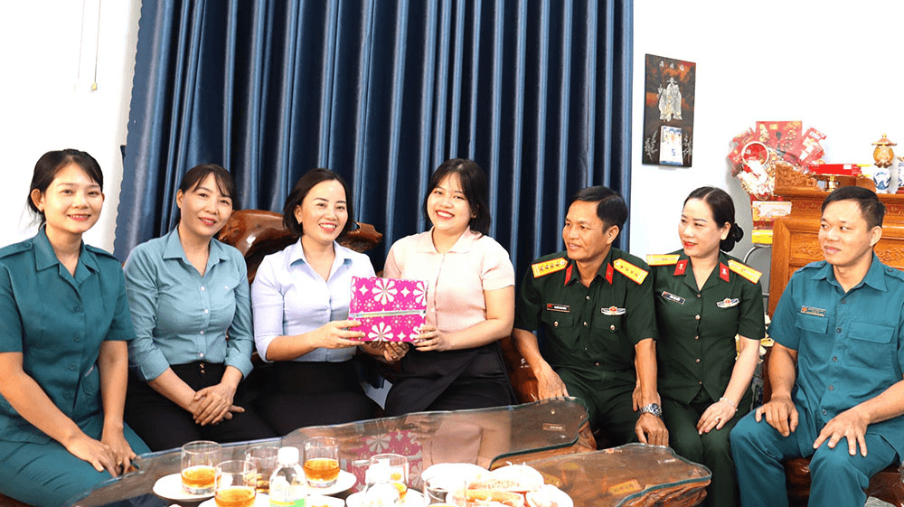 Những cô gái tình nguyện nhập ngũ