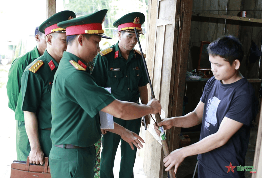 Phổ biến, giáo dục pháp luật về quản lý, sử dụng vũ khí, vật liệu nổ
