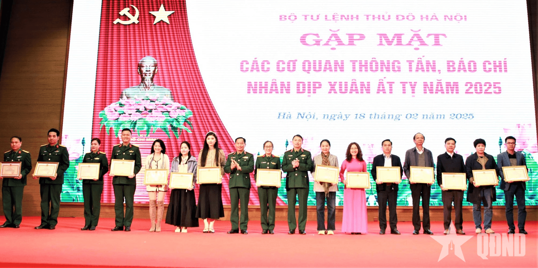Bộ tư lệnh Thủ đô Hà Nội gặp mặt báo chí đầu Xuân Ất Tỵ