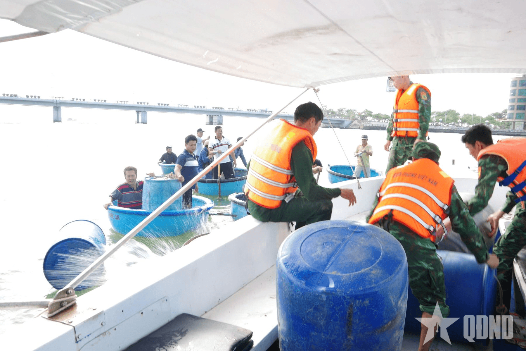 Bộ đội Biên phòng tỉnh Khánh Hòa nỗ lực tìm kiếm 2 ngư dân mất tích trên biển Nha Trang
