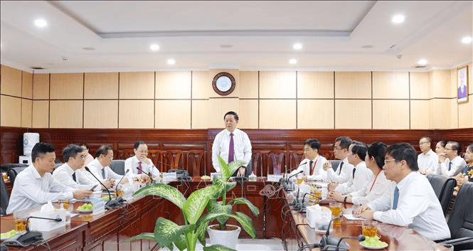 Đồng chí Nguyễn Trọng Nghĩa thăm, chúc mừng 70 năm Ngày Thầy thuốc Việt Nam