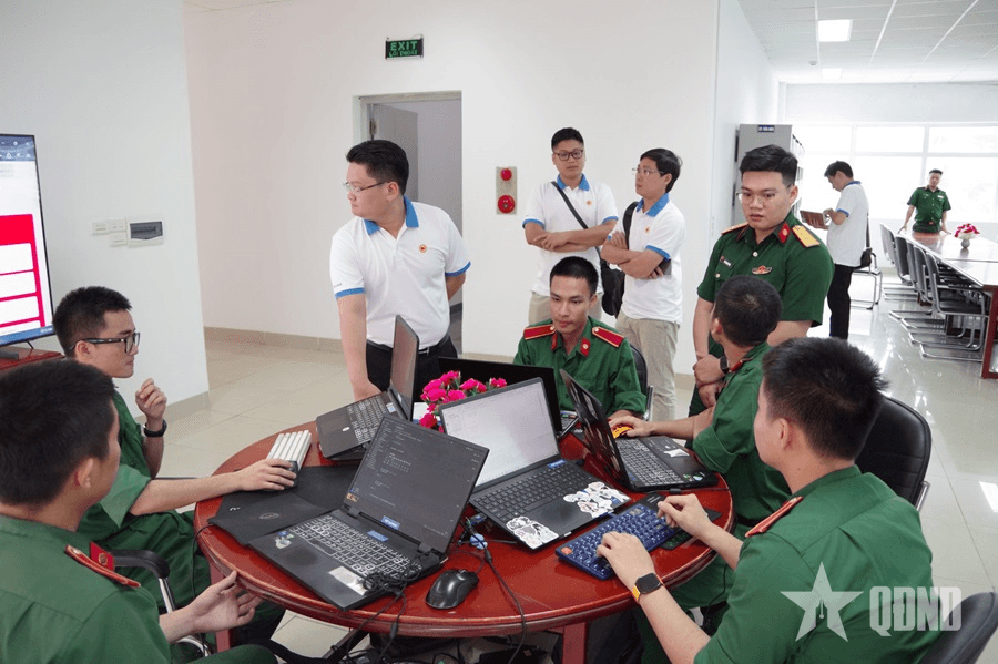 Lớp cao cấp lý luận chính trị (Học viện Chính trị khu vực II) học tập thực tế tại Trường Sĩ quan Thông tin