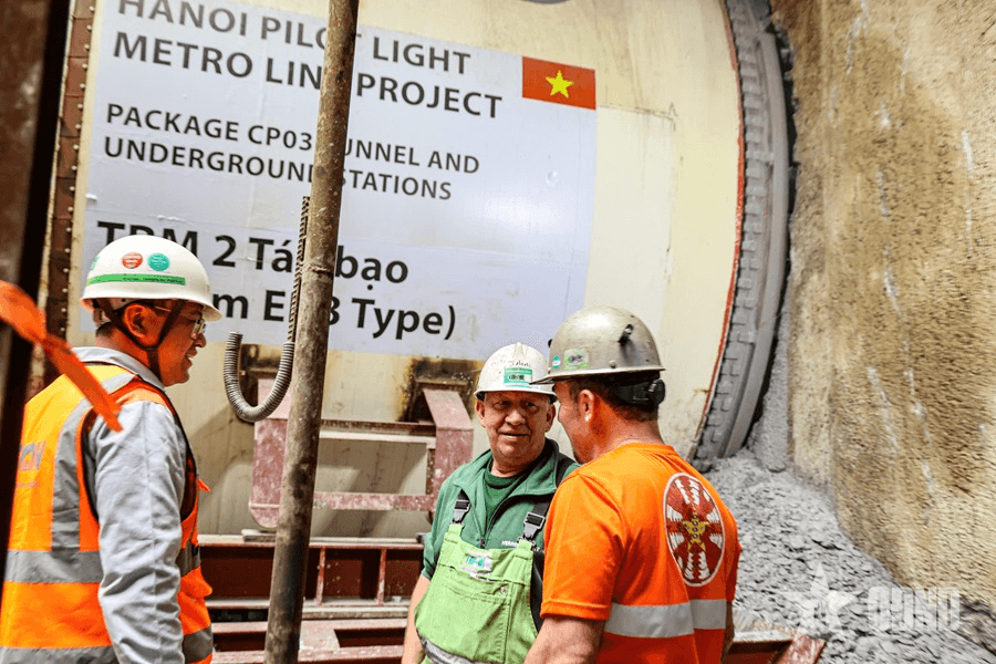 Tăng tốc bằng máy đào "Táo bạo"