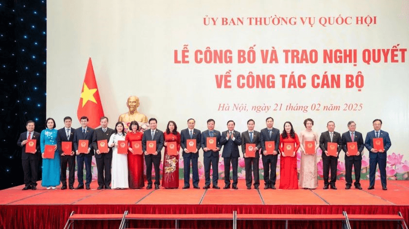 Công bố và trao Nghị quyết của Ủy ban Thường vụ Quốc hội về công tác cán bộ