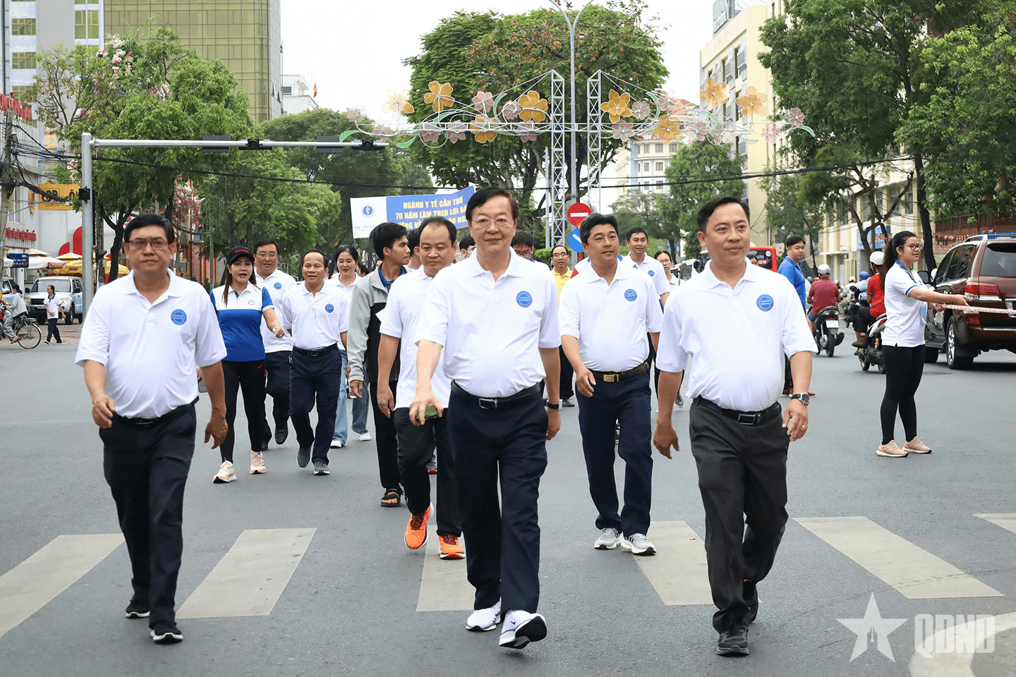 Phát động chương trình đi bộ "Ngành y tế Cần Thơ - 70 năm làm theo lời Bác, hướng về bệnh nhân nghèo”