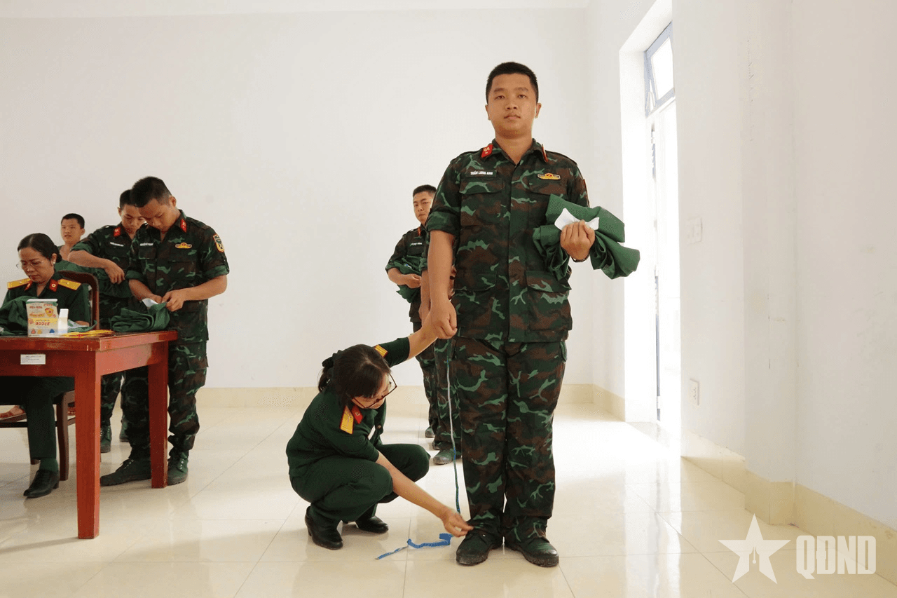 Quân khu 9: Phụ nữ Lữ đoàn Công binh 25 với “Bài ca may áo”