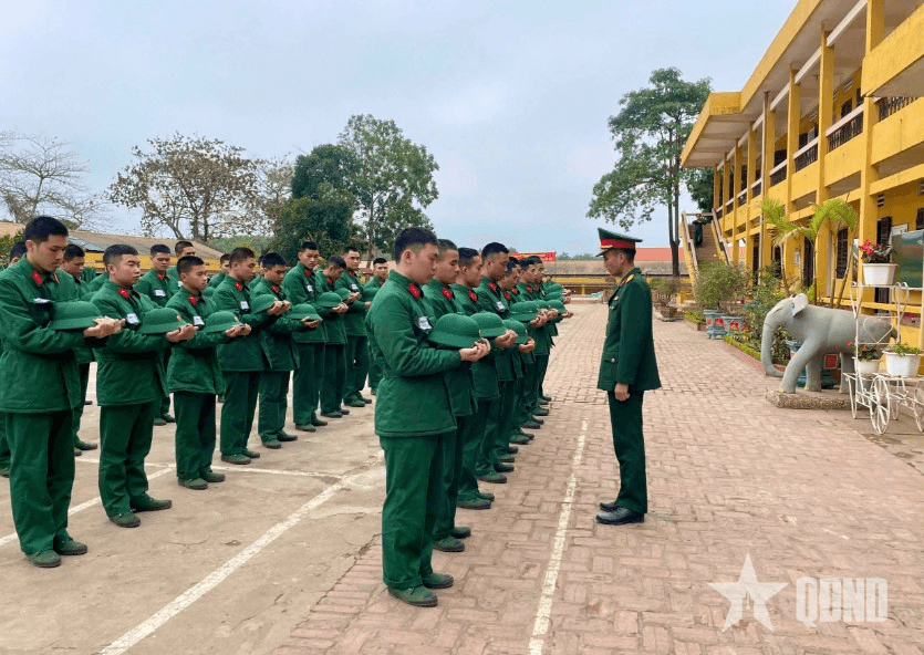 Cán bộ sâu sát hướng dẫn chiến sĩ mới