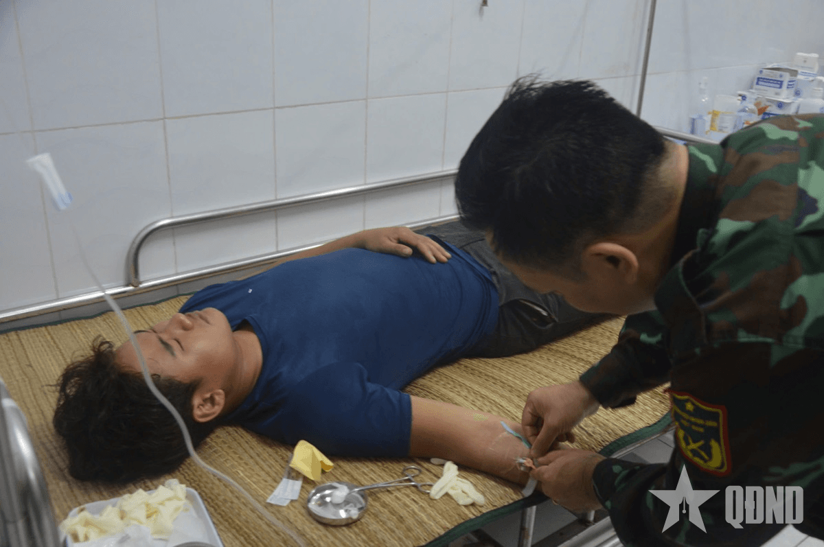 Đảo Song Tử Tây cấp cứu ngư dân ngộ độc cá hồng