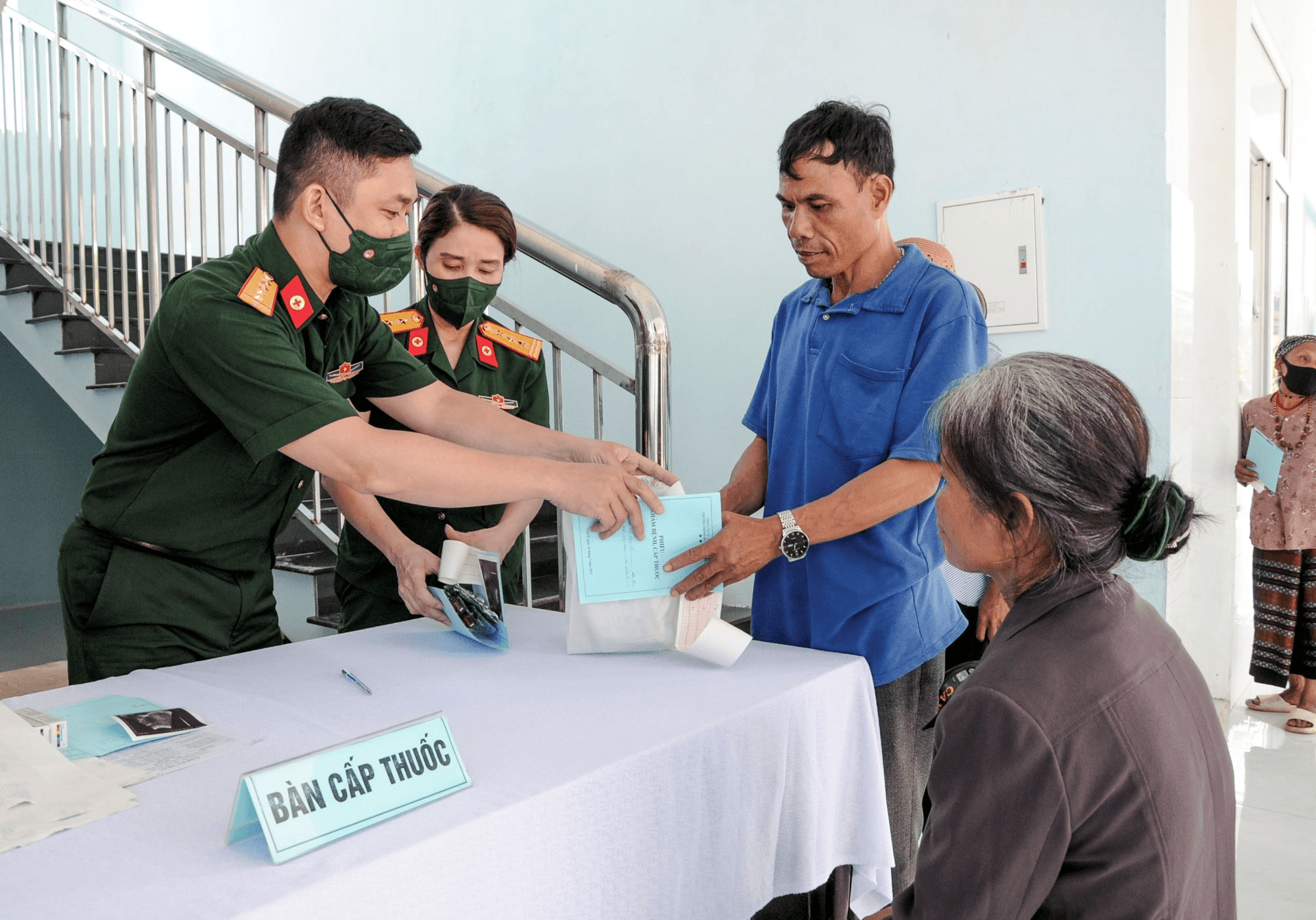 Vinh quang người chiến sĩ áo trắng - Bài 1: Vẹn tròn niềm tin yêu!