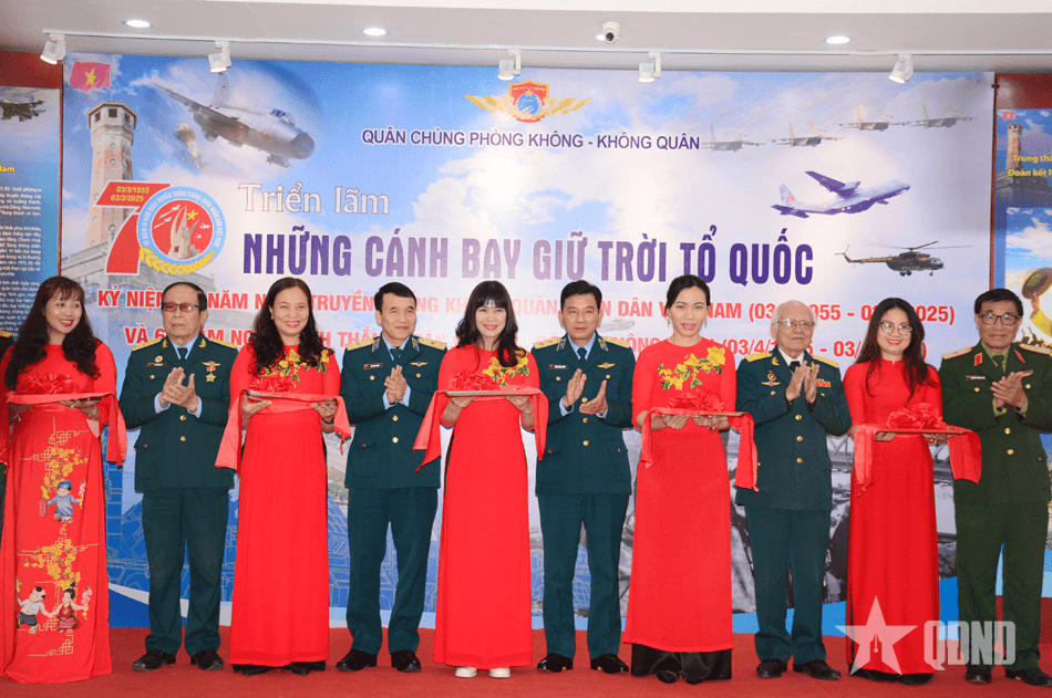 Khai mạc Triển lãm “Những cánh bay giữ trời Tổ quốc”