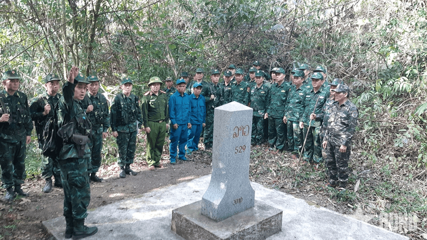 Đi giữa mùa hoa biên cương