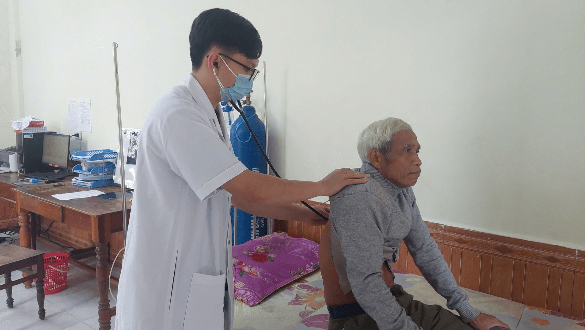 Bác sĩ của bản làng