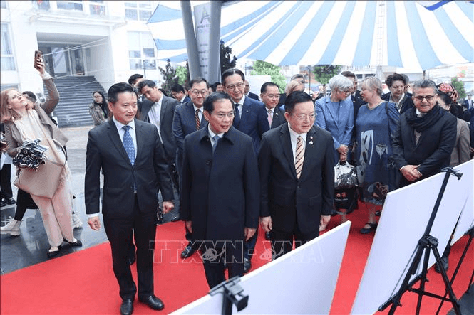 Khai mạc triển lãm ảnh "Hành trình 30 năm Việt Nam tham gia ASEAN"