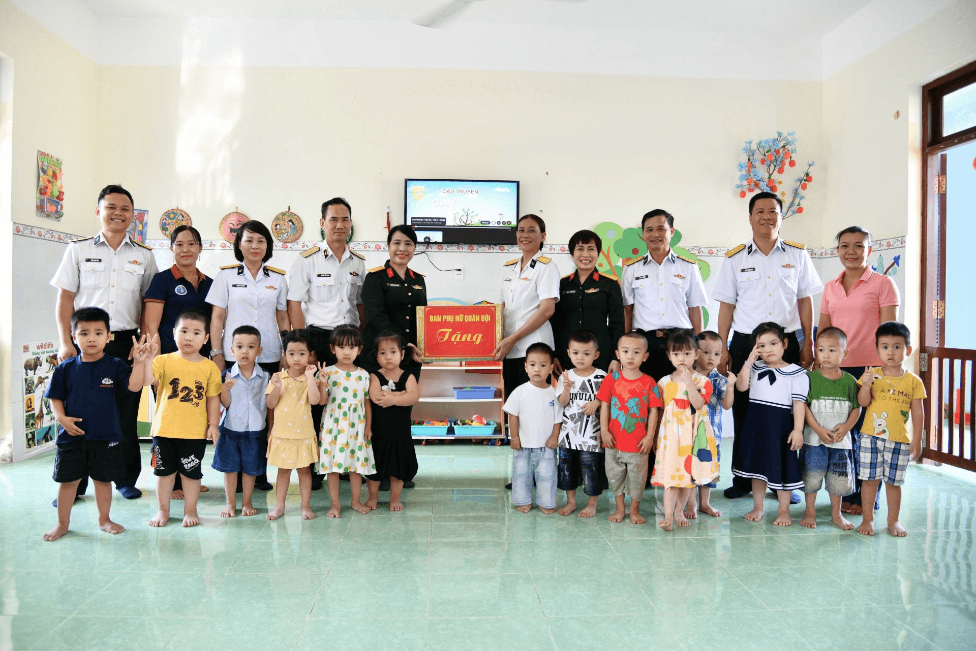 Ban Phụ nữ Quân đội kiểm tra công tác giáo dục mầm non tại Nhà trẻ Vùng 5 Hải quân