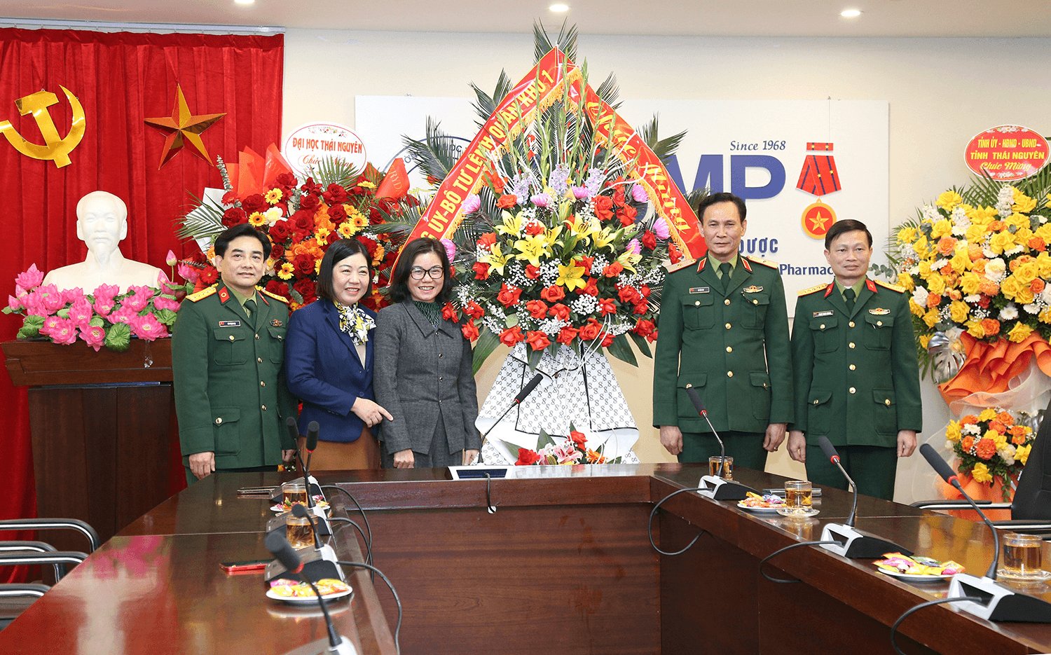 Quân khu 1 chúc mừng Trường Đại học Y Dược Thái Nguyên nhân Ngày Thầy thuốc Việt Nam 27-2