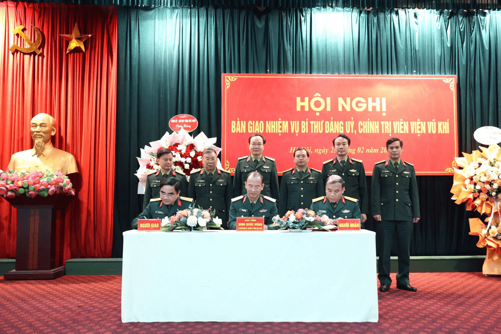 Bàn giao nhiệm vụ Bí thư Đảng ủy, Chính trị viên Viện Vũ khí