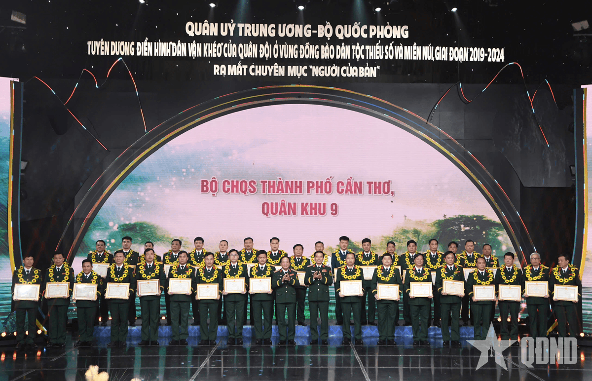 Tô thắm truyền thống “Bộ đội Cụ Hồ - Bộ đội của dân”