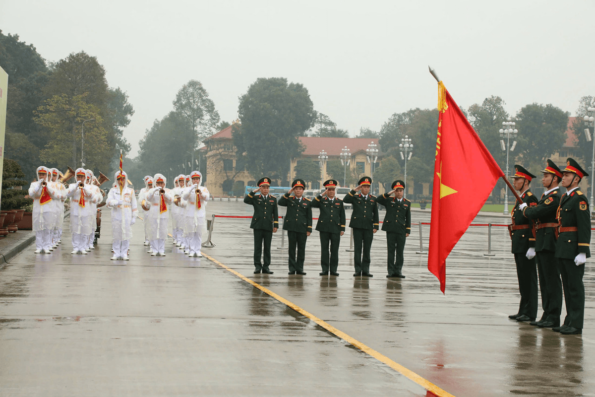 Đoàn cán bộ dự tuyên dương điển hình "Dân vận khéo" của Quân đội báo công dâng Bác