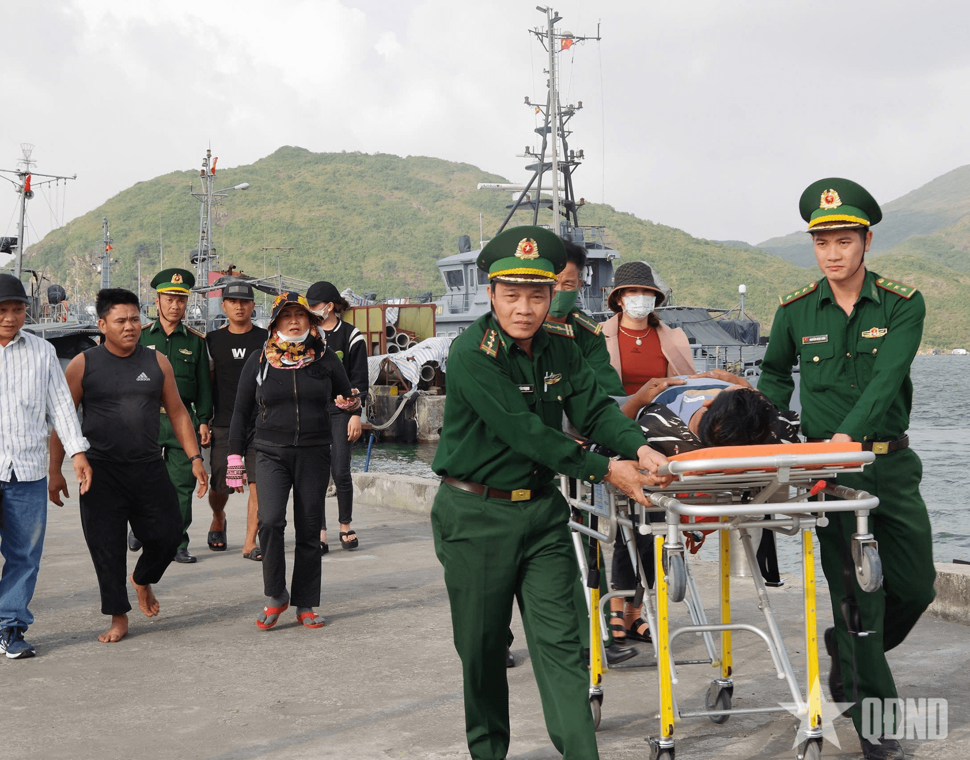 Thầy thuốc “quân hàm xanh” và những lần cứu người khó quên