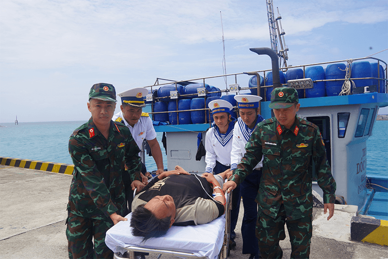 Trung tâm Y tế đảo Trường Sa cấp cứu ngư dân bị đột quỵ não