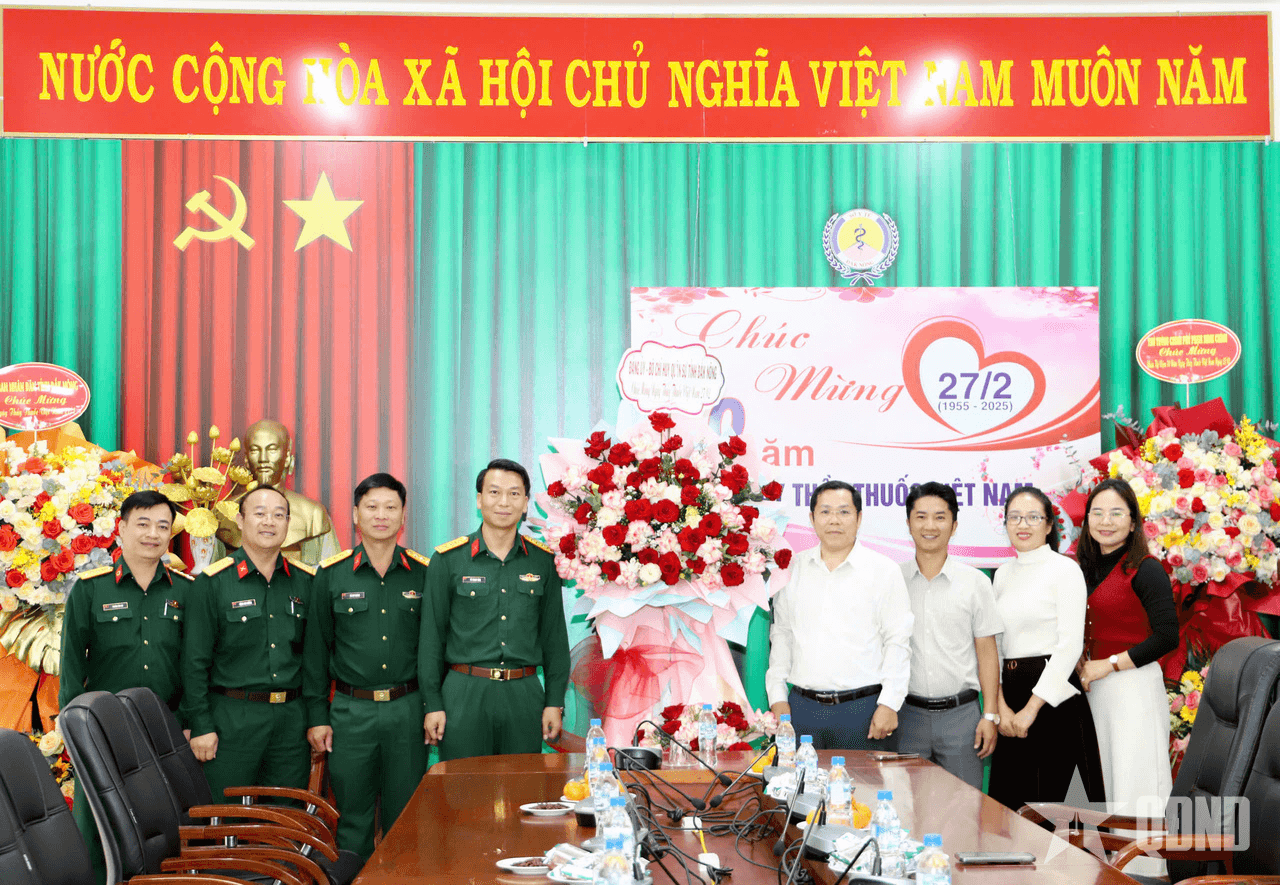 Bộ CHQS tỉnh Đắk Nông thăm, chúc mừng các y, bác sĩ