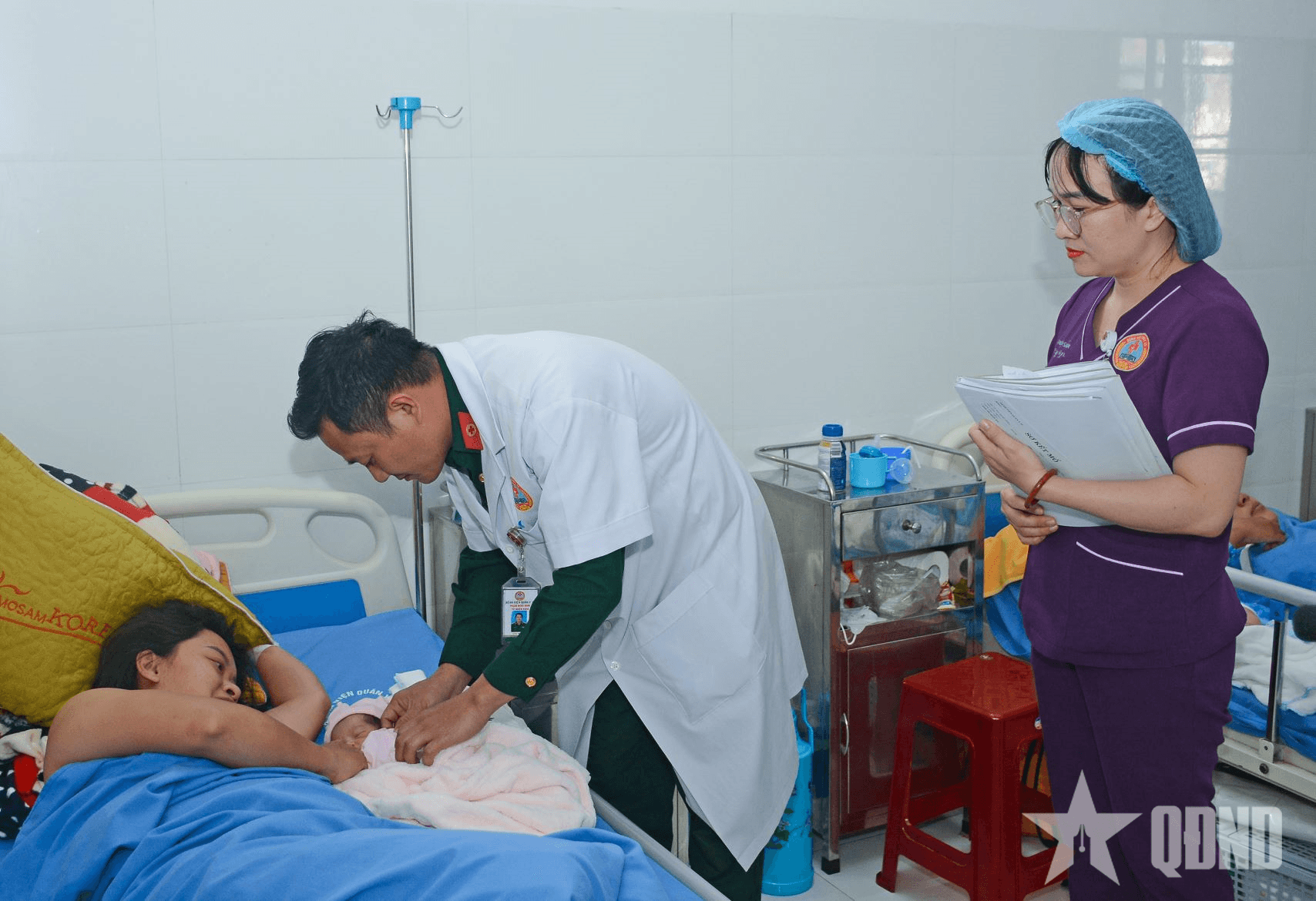 Hết lòng vì sức khỏe các bà mẹ và em bé vùng biên