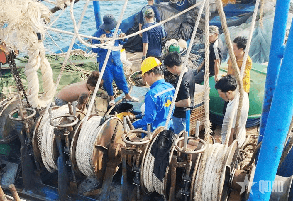 Trung tâm Hậu cần - Kỹ thuật đảo Trường Sa hỗ trợ sửa chữa tàu cá ngư dân