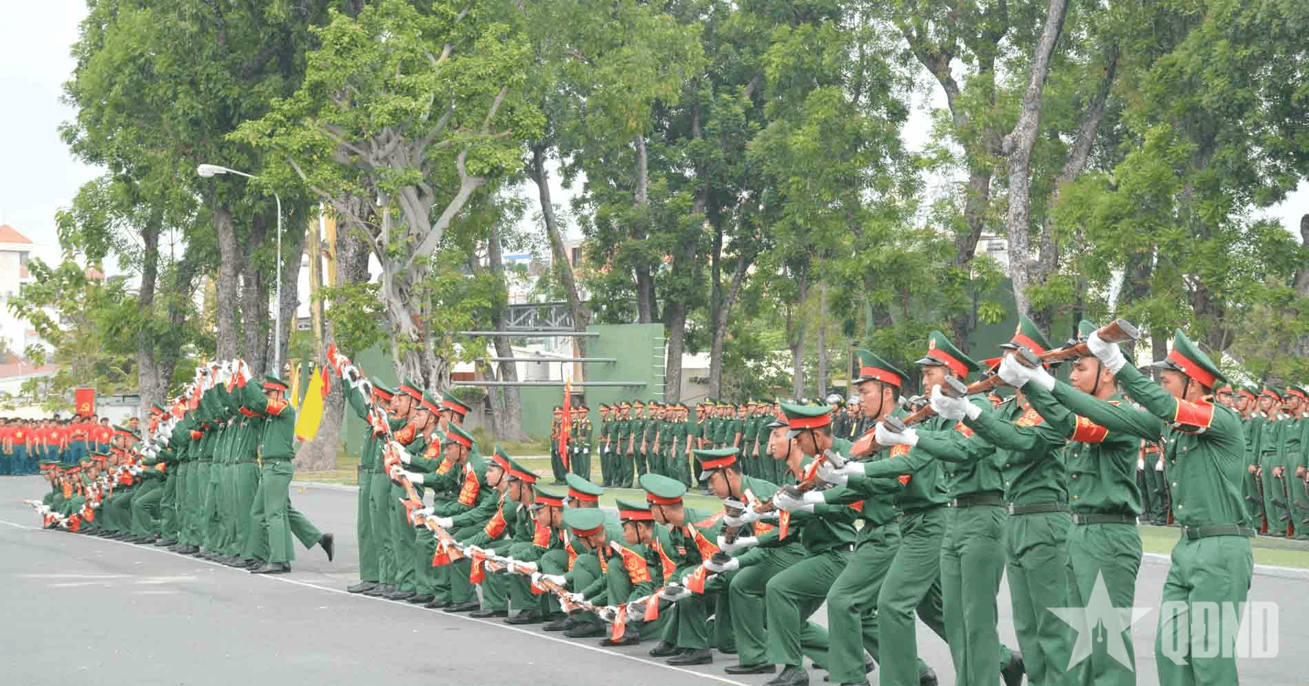 Đặc sắc, ấn tượng màn múa súng tại Bộ tư lệnh TP Hồ Chí Minh