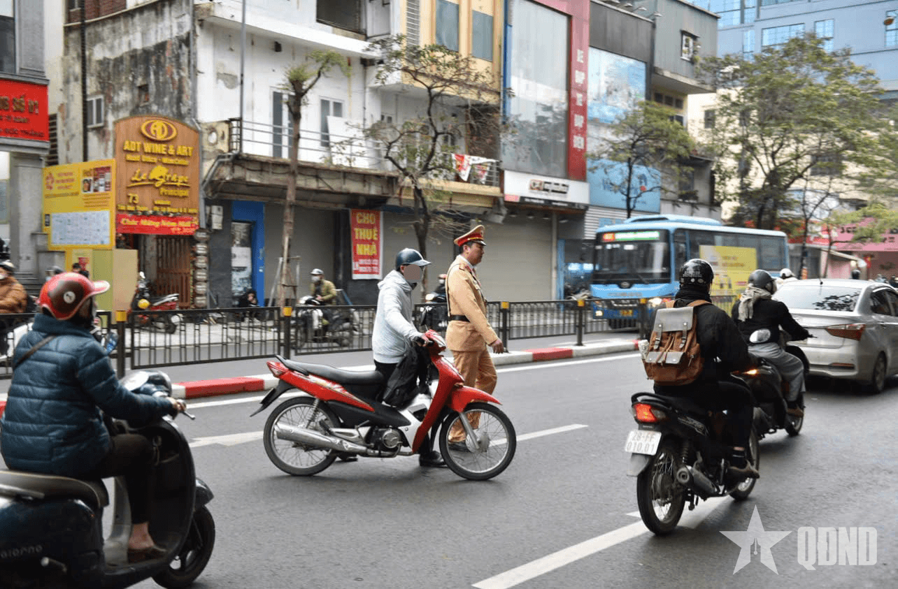 Xử lý nghiêm hành vi đi ngược chiều để sang đường