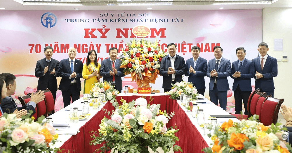 Thứ trưởng Bộ Y tế Đỗ Xuân Tuyên chúc mừng Trung tâm Kiểm soát bệnh tật TP Hà Nội