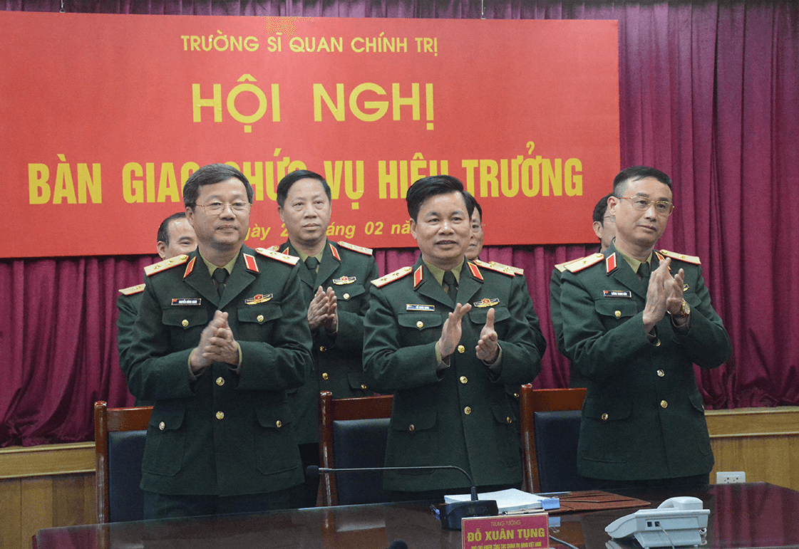 Bàn giao chức vụ Hiệu trưởng Trường Sĩ quan Chính trị