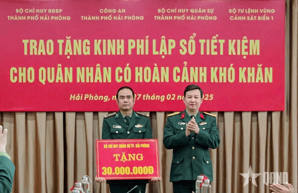 Trao sổ tiết kiệm tặng quân nhân có hoàn cảnh khó khăn
