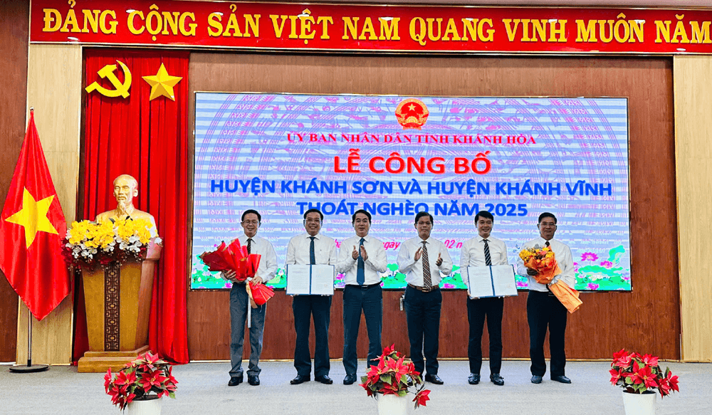 Tỉnh Khánh Hòa công bố quyết định huyện Khánh Sơn và huyện Khánh Vĩnh thoát nghèo