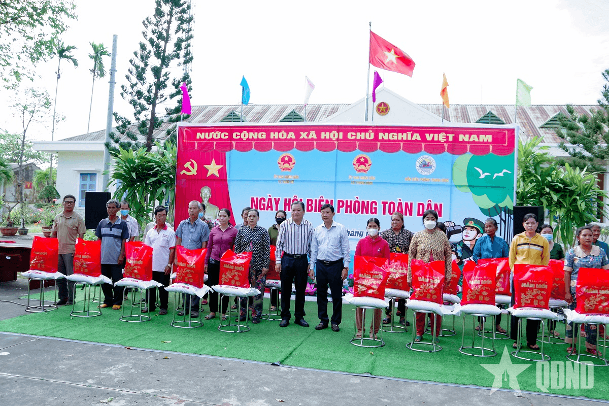 Ấm áp “Ngày hội Biên phòng toàn dân” trên khu vực biên giới biển huyện Trần Đề