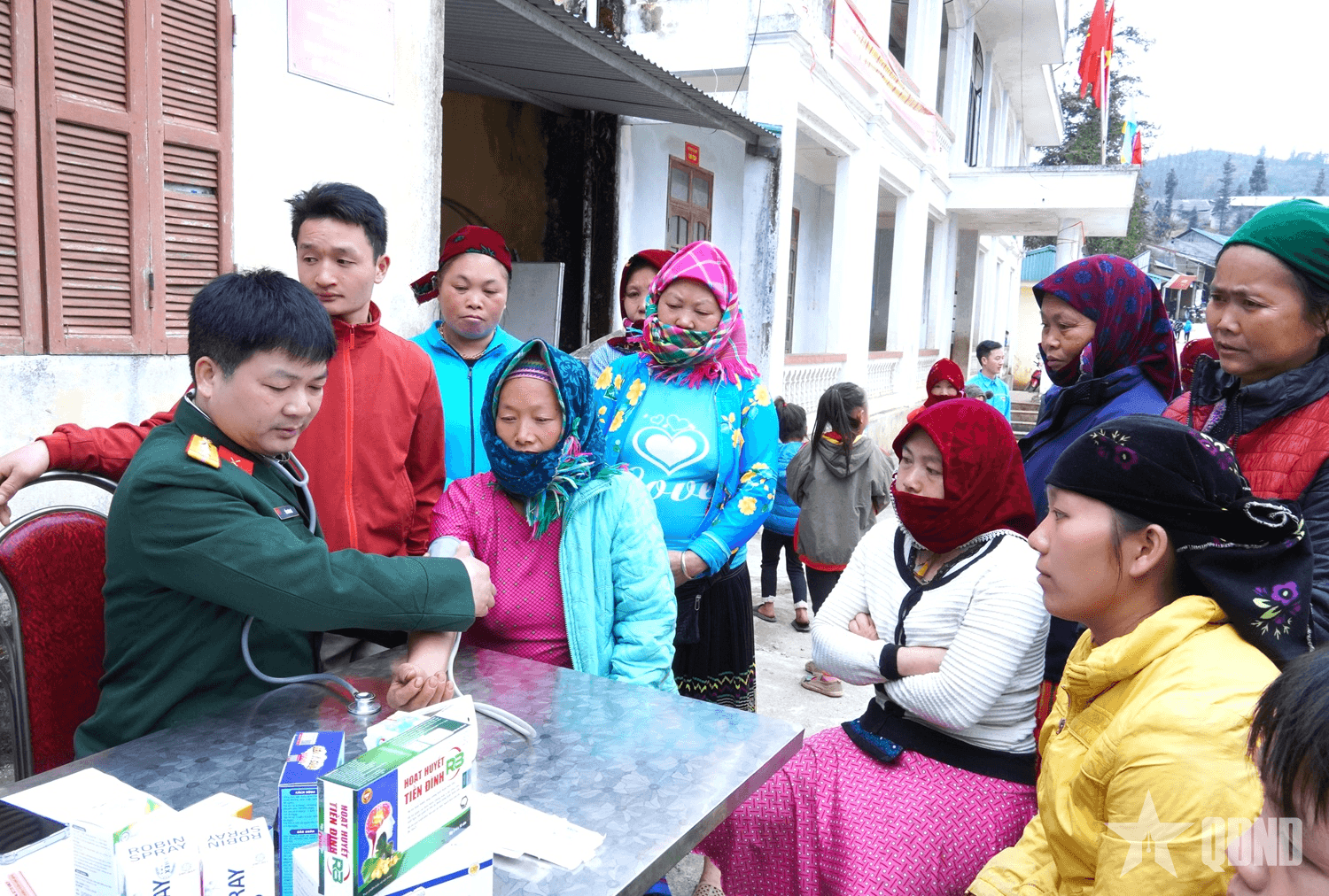 Ban CHQS huyện Mèo Vạc (Hà Giang) phối hợp khám bệnh, cấp thuốc miễn phí cho bà con dân tộc