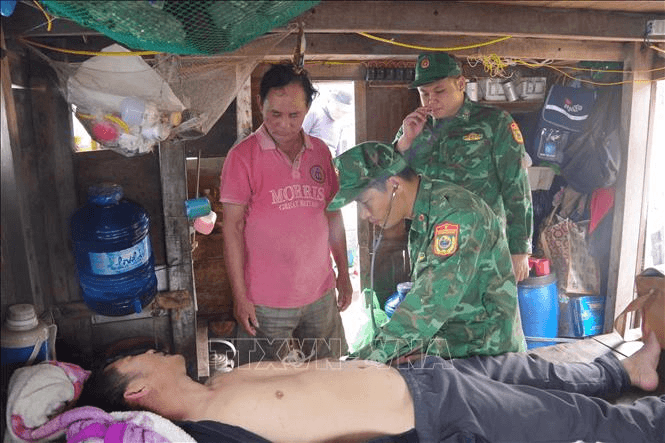 Cấp cứu kịp thời một ngư dân gặp nạn trên biển
