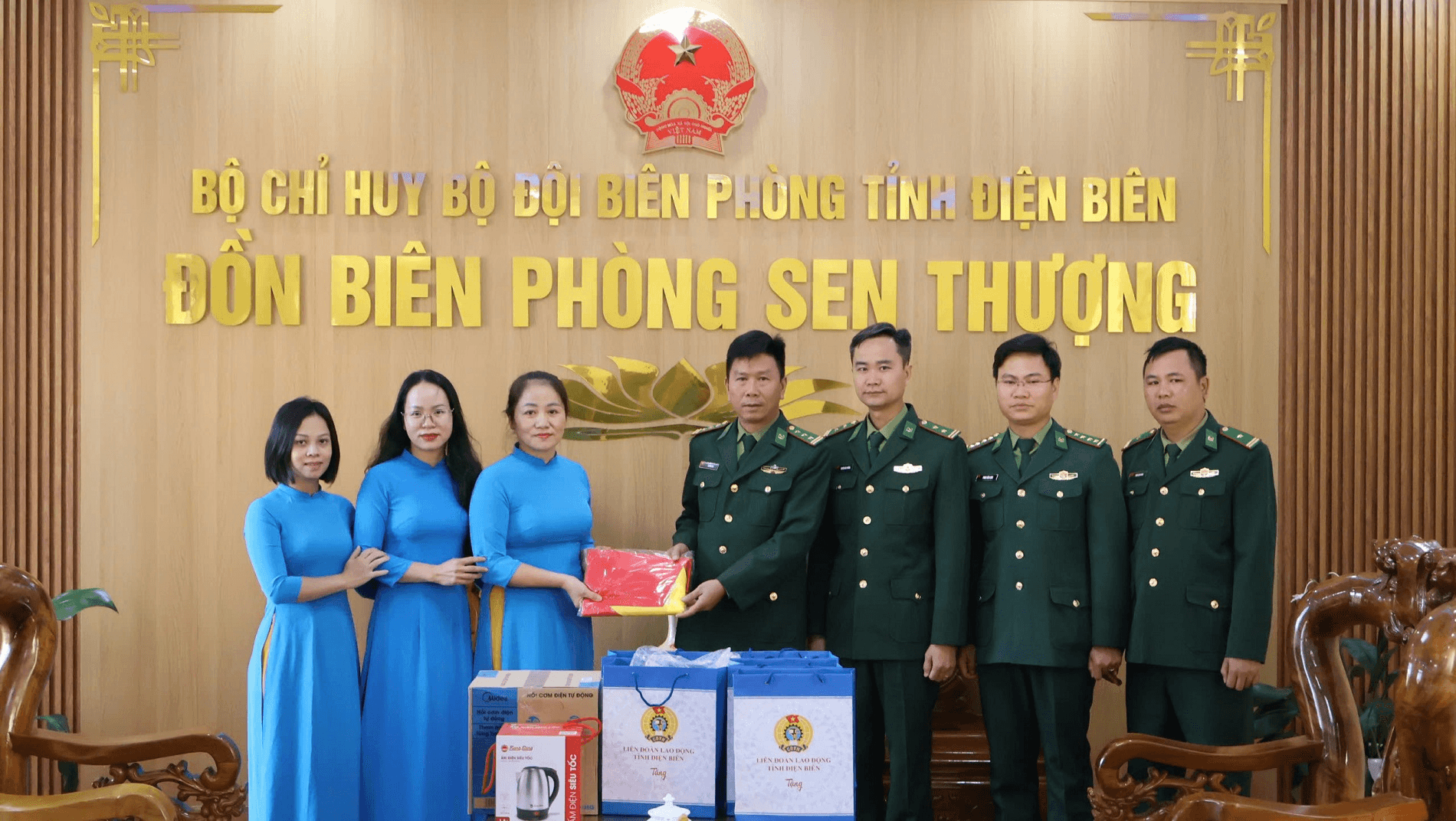 Điện Biên: Liên đoàn Lao động tỉnh thăm và tặng quà Đồn Biên phòng Sen Thượng
