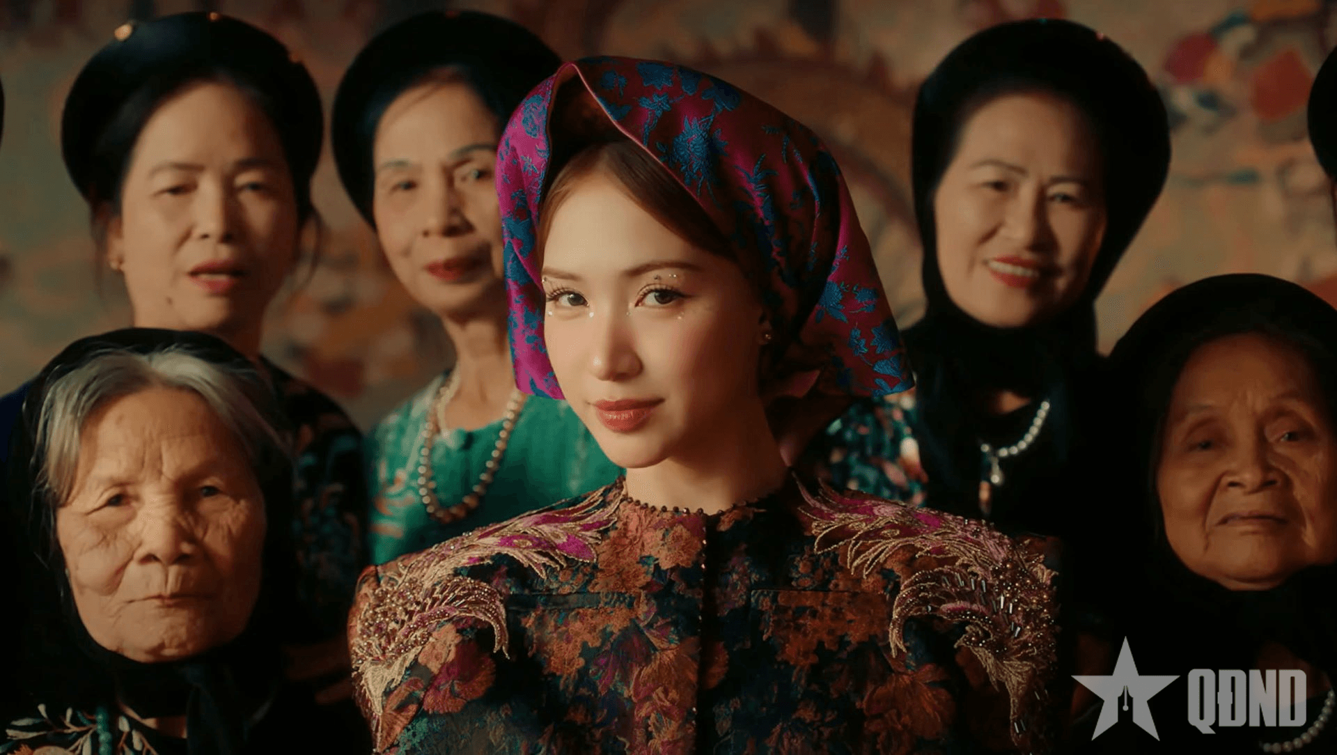 NSƯT Xuân Hinh đọc rap trong MV “Bắc Bling” với Hòa Minzy