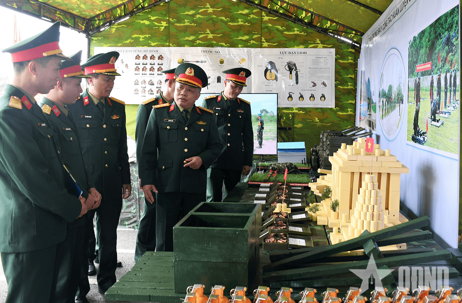 Các đơn vị trong Binh chủng Thông tin liên lạc tổ chức Lễ ra quân huấn luyện năm 2025