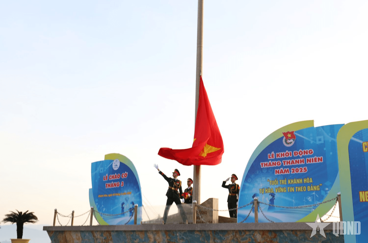 Gần 500 đoàn viên, thanh niên tham gia Lễ chào cờ tháng 3