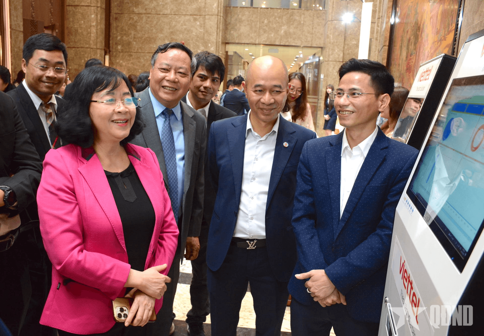 Thành ủy Hà Nội công bố các ứng dụng chuyển đổi số dùng chung 3 cấp