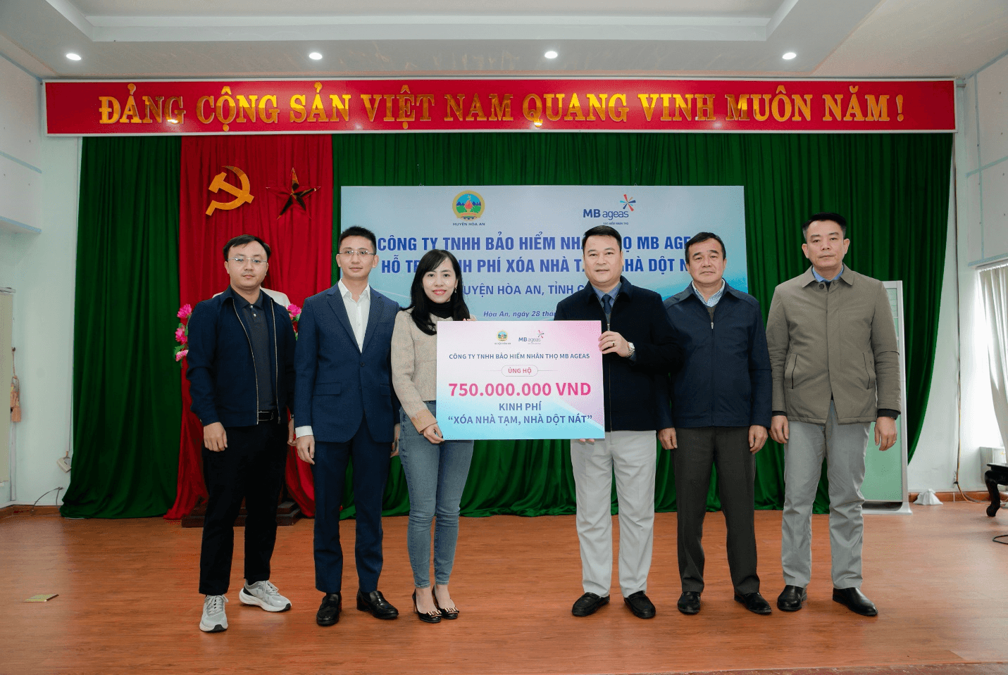 MB Ageas Life trao kinh phí hỗ trợ xây dựng 15 căn nhà cho gia đình khó khăn tại Cao Bằng