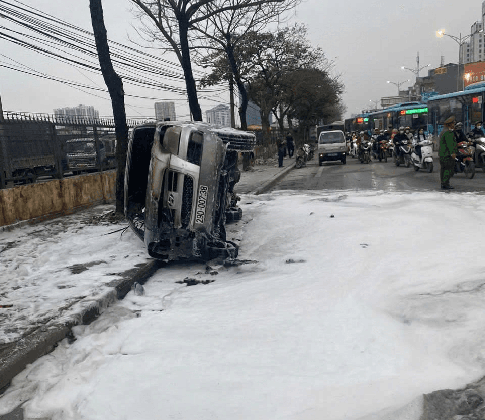 Hà Nội: Ô tô đang lưu thông bất ngờ bốc cháy trên đường Giải Phóng