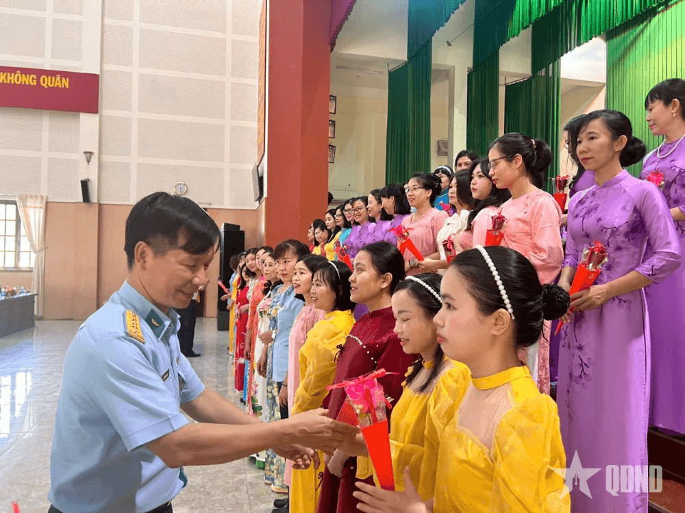 Phụ nữ Trường Sĩ quan Không quân và Học viện Hải quân giao lưu tọa đàm kỷ niệm 115 năm ngày Quốc tế Phụ nữ