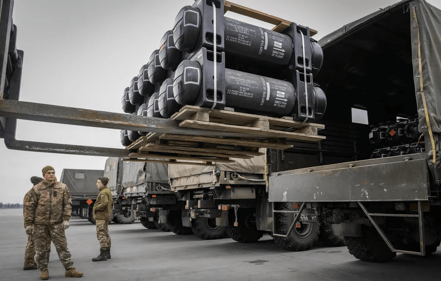 Mỹ tạm dừng viện trợ quân sự cho Ukraine