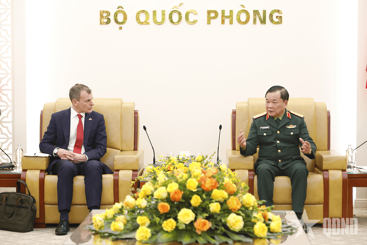 Thượng tướng Hoàng Xuân Chiến tiếp Quốc vụ khanh Bộ Nội vụ Anh