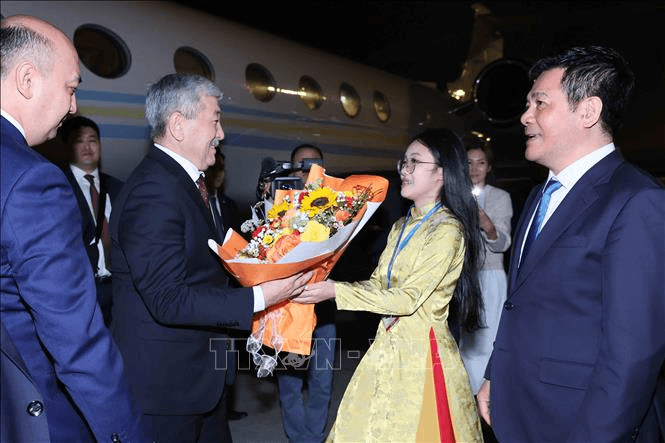 Thủ tướng Cộng hòa Kyrgyzstan Adylbek Kasymaliev đến Hà Nội
