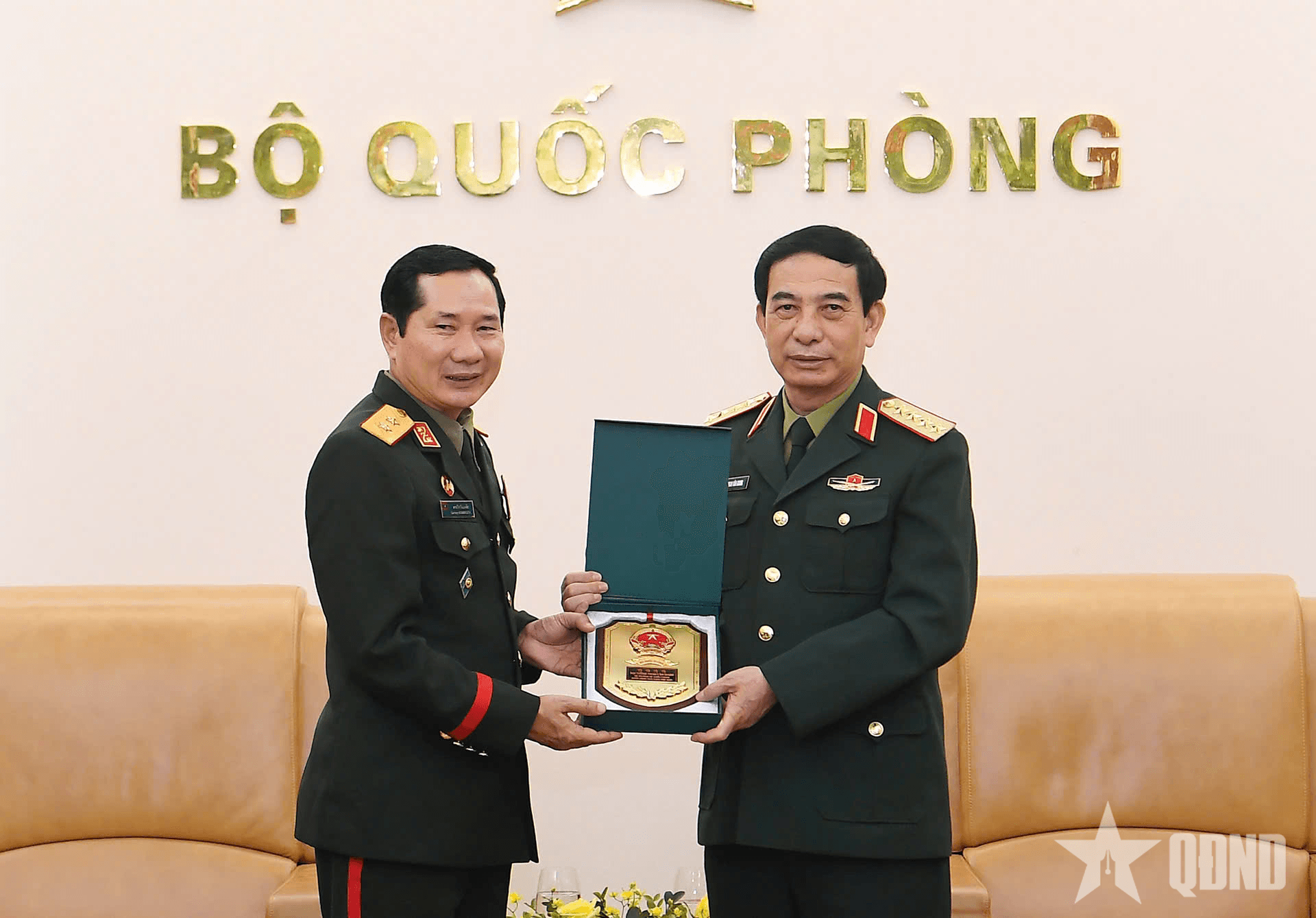 Đại tướng Phan Văn Giang tiếp Tổng Tham mưu trưởng Quân đội nhân dân Lào