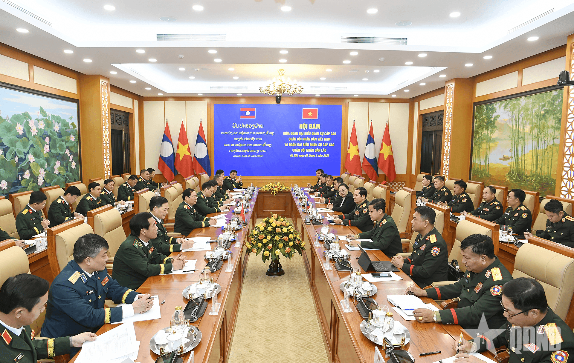 Đại tướng Nguyễn Tân Cương hội đàm với Tổng Tham mưu trưởng Quân đội nhân dân Lào