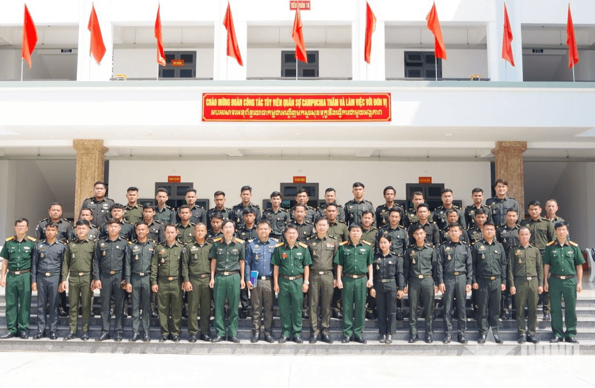 Tùy viên Quốc phòng Campuchia thăm, làm việc tại Trường Sĩ quan Thông tin